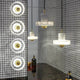 Tom Dixon Stone Wandlampe aus Marmor und moderne Beleuchtung in einem stilvollen Badezimmer.
