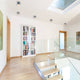 LED Deckenstrahler Puk Maxx Move 360° in modernem Innenraum mit Galerie und Bücherregal.