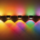 Farbfilter für Puk: Farbige Lichtstrahlen von Puk Farbfiltern an einer Wand, die eine lebendige Atmosphäre schaffen.