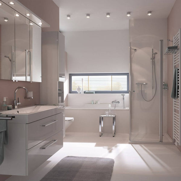 LED Wand- & Deckenleuchte Puk Plus in modernem Badezimmer für stilvolle, elegante Beleuchtung
