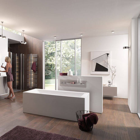 LED Wand- & Deckenspot Puk One 2 im modernen Badezimmer für stilvolle, punktuelle Beleuchtung