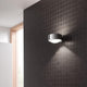 LED Wandlampe Puk Meg Maxx Wall+ an einer modernen Wand mit schlichter Eleganz und fokussierter Beleuchtung.