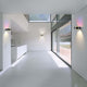 LED Wandlampe Puk Meg Maxx Wall+ in modernem Raum mit natürlichem Licht.