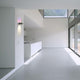 LED Wandleuchte Puk Maxx Wall Dimmbar in modernem, minimalistischen Raum mit viel natürlichem Licht.