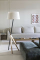 Treewood Stehlampe Esche in modernem skandinavischem Wohnzimmer mit hellem Sofa und Holz-Tisch.