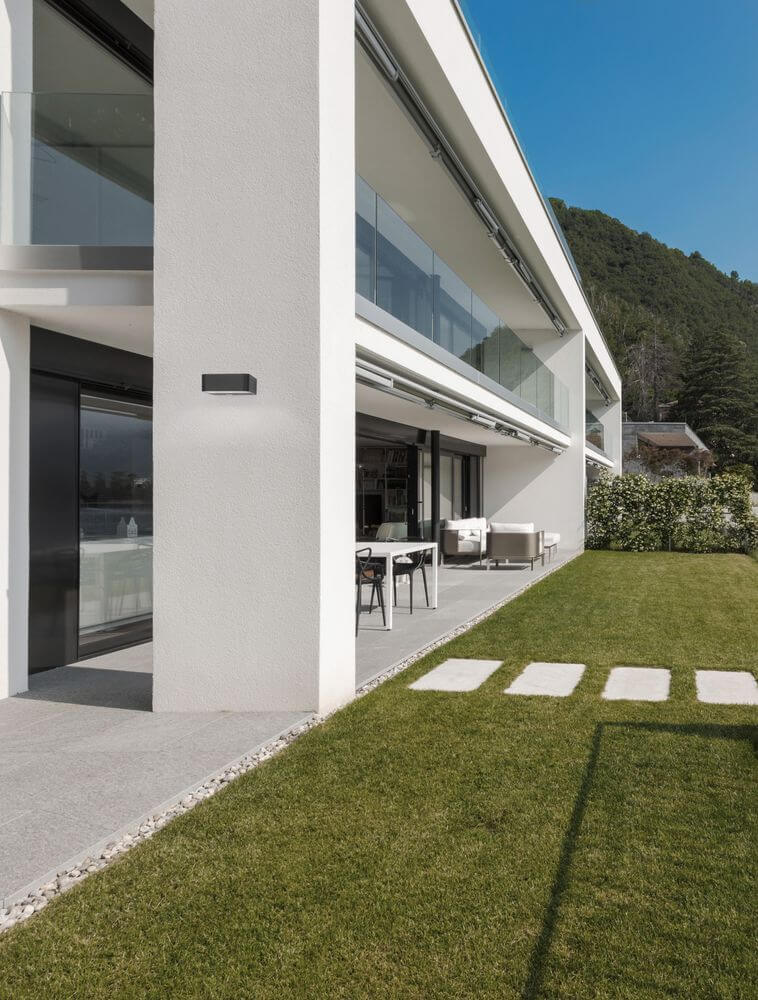 Moderne Architektur mit Trendo LED Außenwandleuchte 3000K Anthrazit IP65 an einem zeitgenössischen Wohngebäude.
