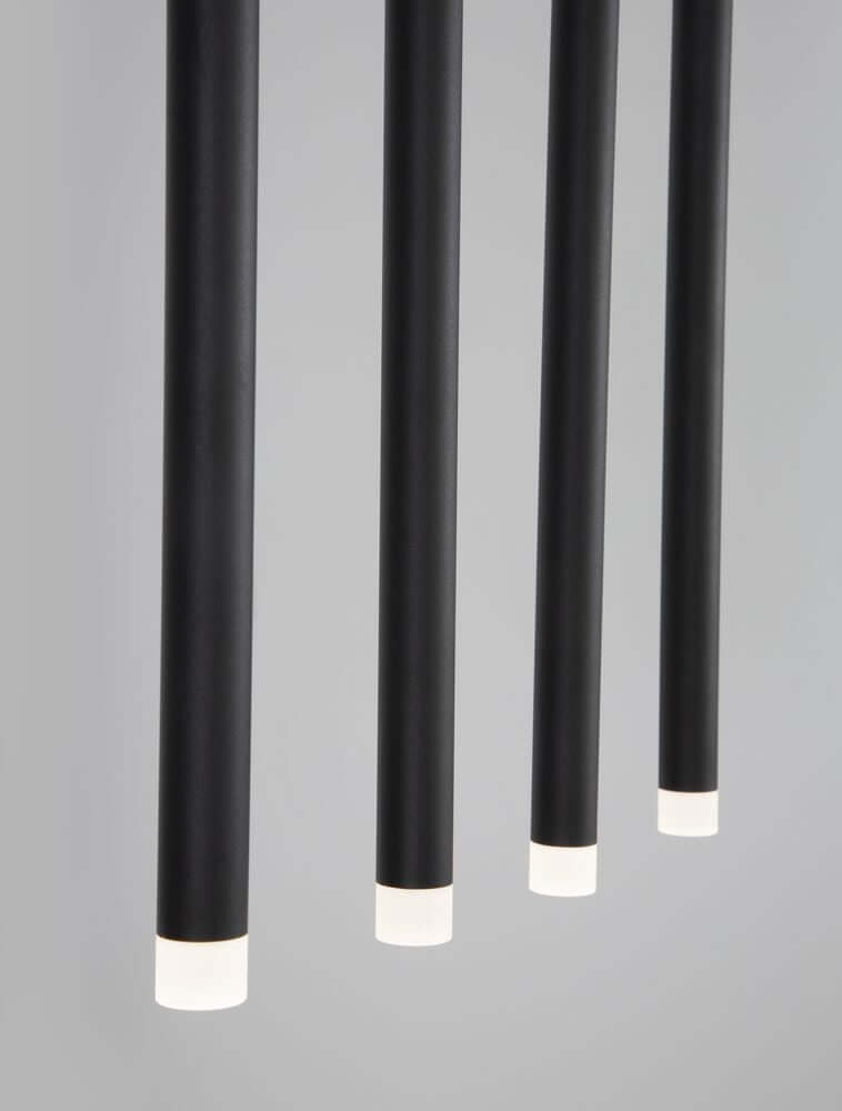 Schwarze LED Pendelleuchte Trimle mit vier schlanken, dimmbaren Lampen und modernen Design.
