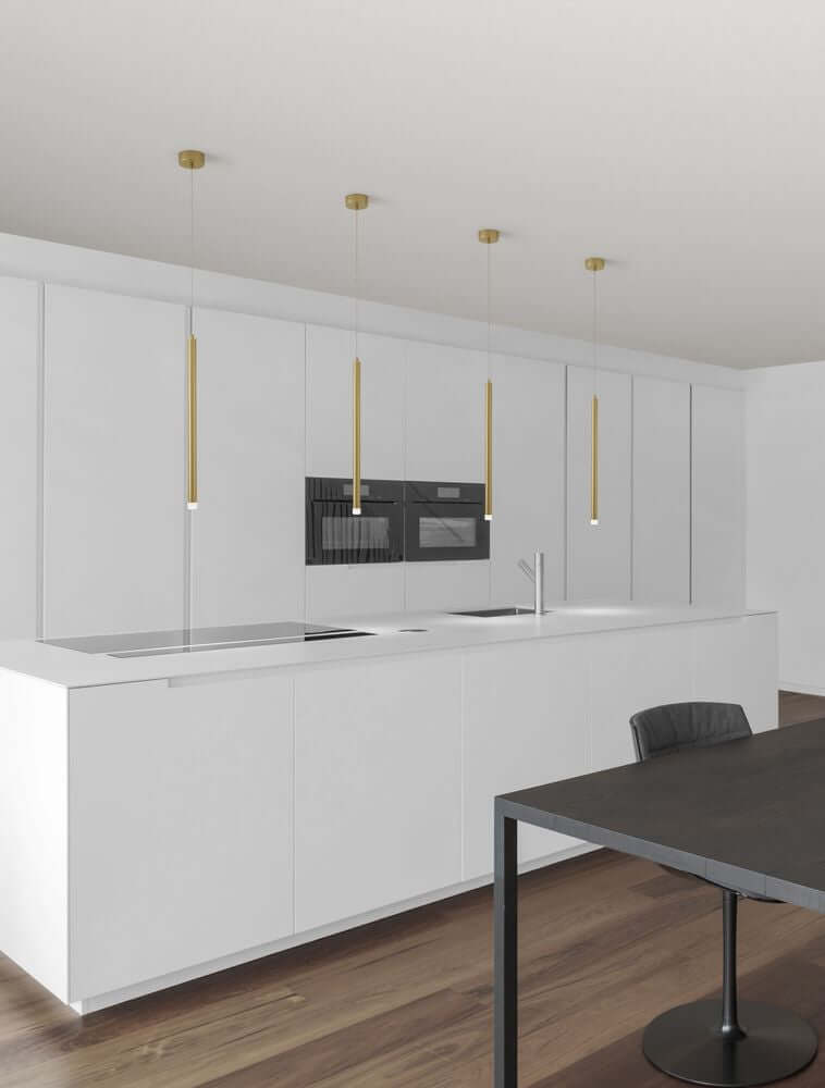 Trimle LED Pendelleuchte H 50cm Ø 2,5cm 3000K in moderner Küche mit weißer Einrichtung