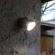 Trumpet L 90° schwenkbare LED-Außenwandleuchte IP54 Anthrazit an Wand mit Lichtstrahl.