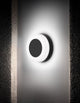 Tune LED Außenwandleuchte Ø 15cm 3000K IP65 an der Wand mit schöner Lichtstreuung.
