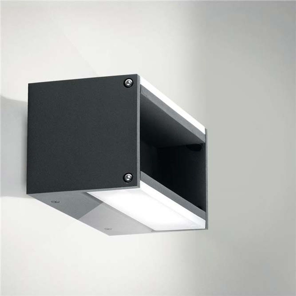 Twin LED Außen-Wandleuchte in modernem Design mit drehbaren Lichtflügeln für individuelle Beleuchtung.