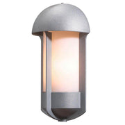 Lampada da parete Tyr per esterni in argento, acrilico opalino con design moderno e illuminazione morbida per spazi esterni.