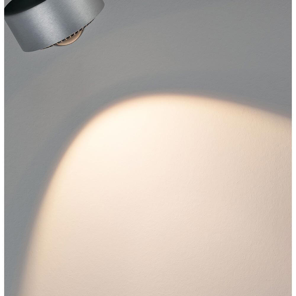 U-Rail LED Schienenspot Aldan Einzelspot Dimmbar mit warmweißem Lichtschein auf Wand.