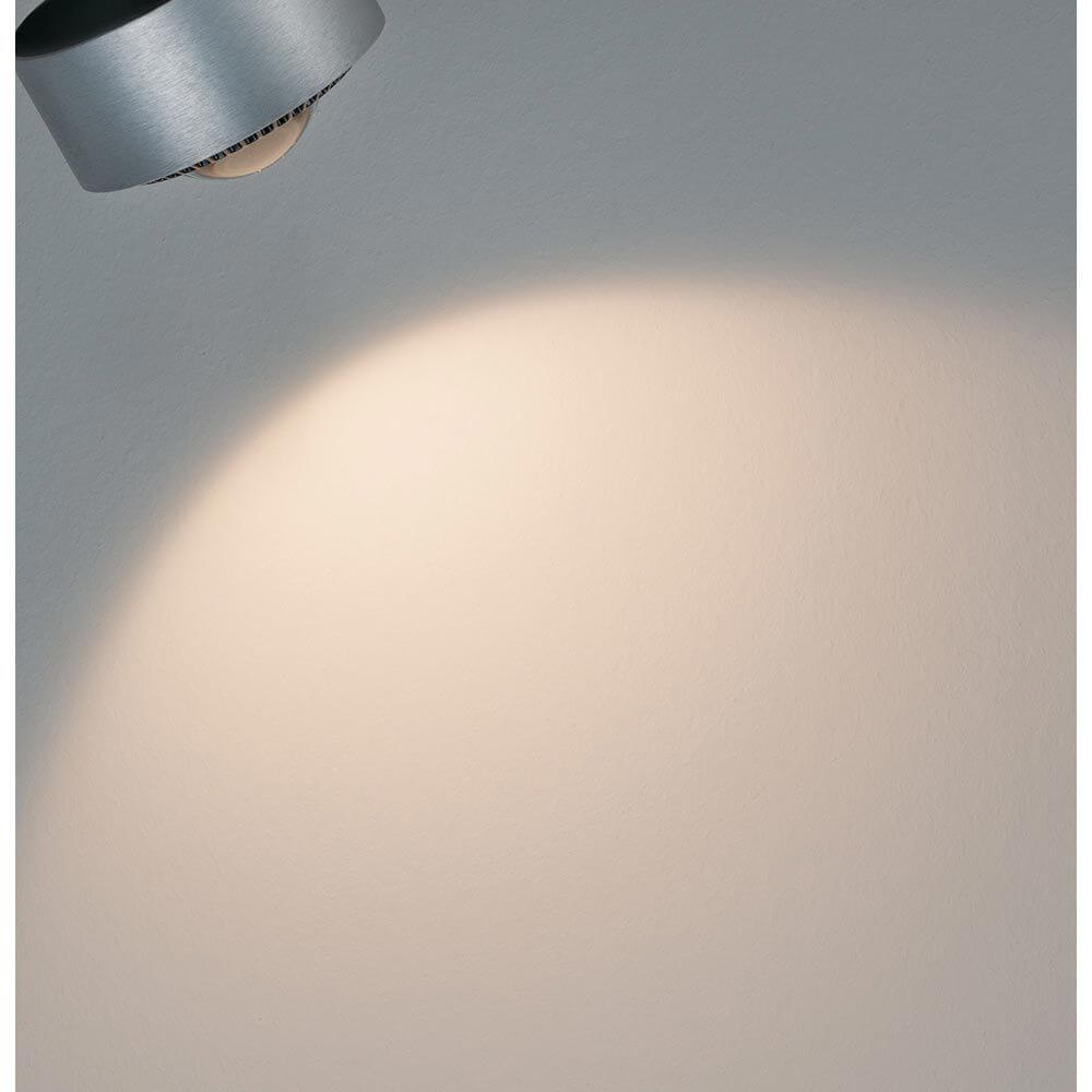 U-Rail LED Schienenspot Aldan Einzelspot Dimmbar mit warmweißem Licht auf einer Wand.