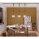 Schwarze U-Rail Pendelleuchte DecoSystems im modernen Esszimmer mit Holztisch und pflanzlicher Dekoration.