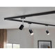 U-Rail Schienenspot Pure II dimmbar in Schwarz matt mit drei Leuchtmitteln an der Decke.