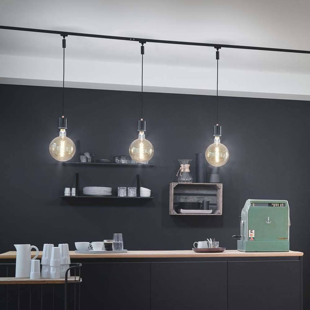 URail Kabeleinspeisung Schwarz Matt in modernem Küchenambiente mit Pendelleuchten.