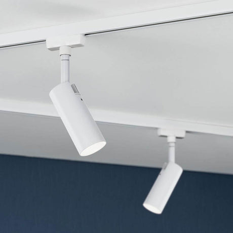 URail LED Spot Tubo Weiß an einer Decke montiert, effizient und ideal zur Raumbeleuchtung.