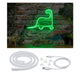 Grüner USB-LED Neonstreifen in Dinosaurierform mit Halteclips und transparentem Kabel.