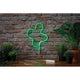 Grüner USB-LED Neon Strip in Form eines Kleeblatts vor einer Ziegelwand, ideal für stimmungsvolle Beleuchtung.