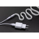 USB-LED Neon Strip in Grün mit Stecker und Kabel in geschwungener Form auf schwarzem Hintergrund