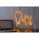 USB-LED Neonstrip in orange, geformt als Glühbirne und Stern, auf Holzwand mit Laptop im Vordergrund.