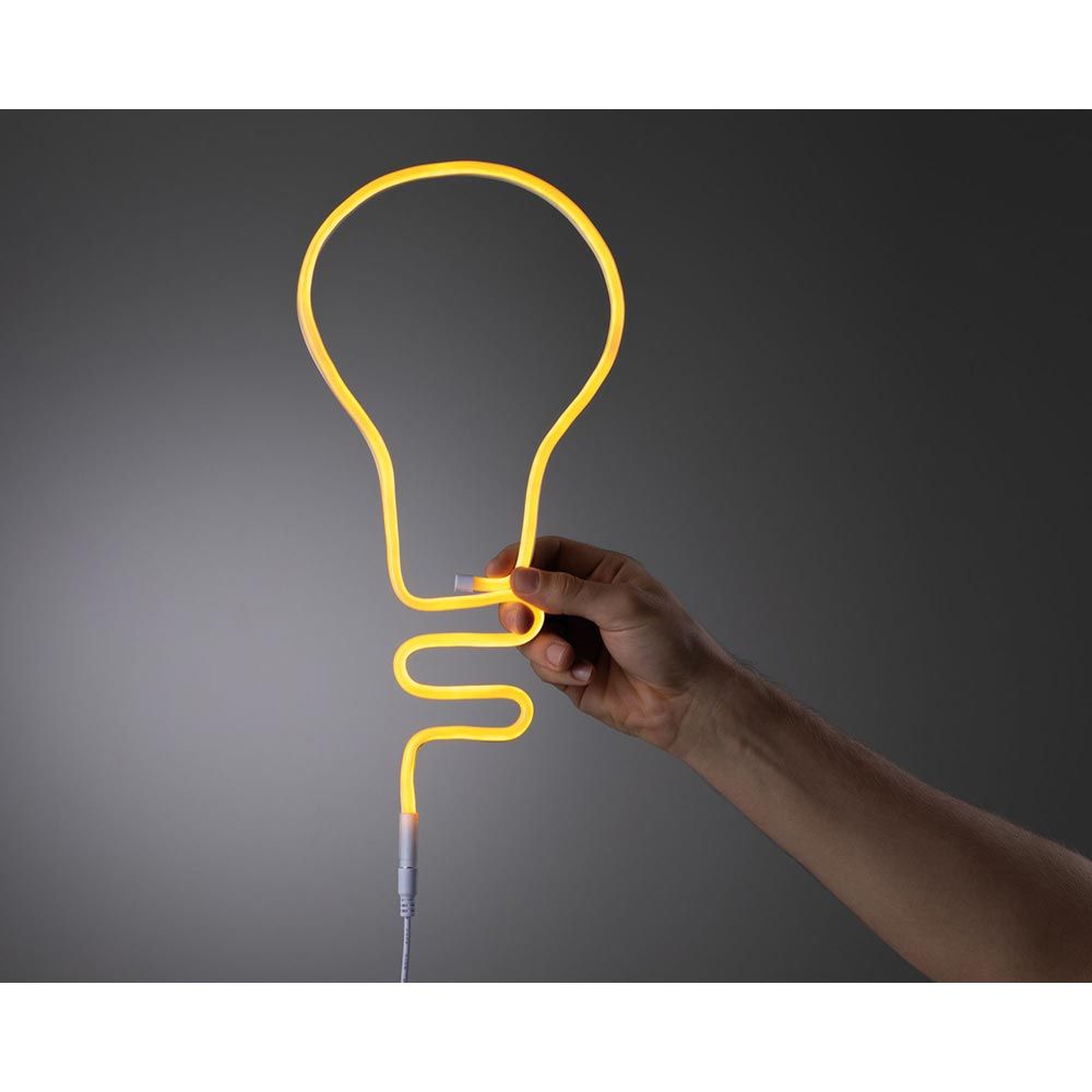 Hand hält orange Neonlicht in Glühbirnenform, flexibel und USB-betrieben, ideal für kreative Beleuchtung.