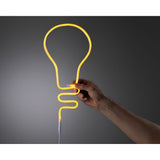 Hand hält orange Neonlicht in Glühbirnenform, flexibel und USB-betrieben, ideal für kreative Beleuchtung.
