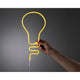 Hand hält orange Neonlicht in Glühbirnenform, flexibel und USB-betrieben, ideal für kreative Beleuchtung.
