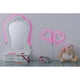 USB-LED Strip Neon 1m Colorflex Pink beleuchtet einen dekorativen Spiegel mit Herz-Design und kuscheligem Stofftier.