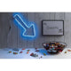USB-LED Strip Neon Colorflex RGB 1m in blauer Pfeilform mit Süßigkeiten im Vordergrund.