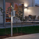 Ull LED Wegeleuchte 3000K galvanisierter Stahl, Polycarbonat Glas in einem modernen Garten.