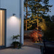 Ull LED Wegeleuchte 3000K galvanisierter Stahl, Polycarbonat Glas an einer Wand im Garten bei Nacht.