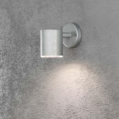 Ull LED lampada da giardino 3000K in acciaio zincato, vetro in policarbonato montata su una parete grigia.