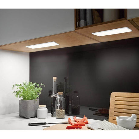 Panneau sous meuble LED Ace 7,5W Blanc 10x30cm kit de base avec lumière directe sur le plan de travail dans une cuisine moderne.