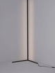 Alt Tag: V-Line LED Stehlampe H 140,5cm 13000K minimalistische schwarze Stehleuchte in Ecke, schlankes Aluminiumgestell, warmweißes Wandlicht