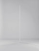 Alt Tag: V-Line LED Stehlampe H 140,5cm 13000K weiße minimalistische Stehleuchte in modernem Raum, schlankes Aluminiumgestell, dezente Lichtakzente