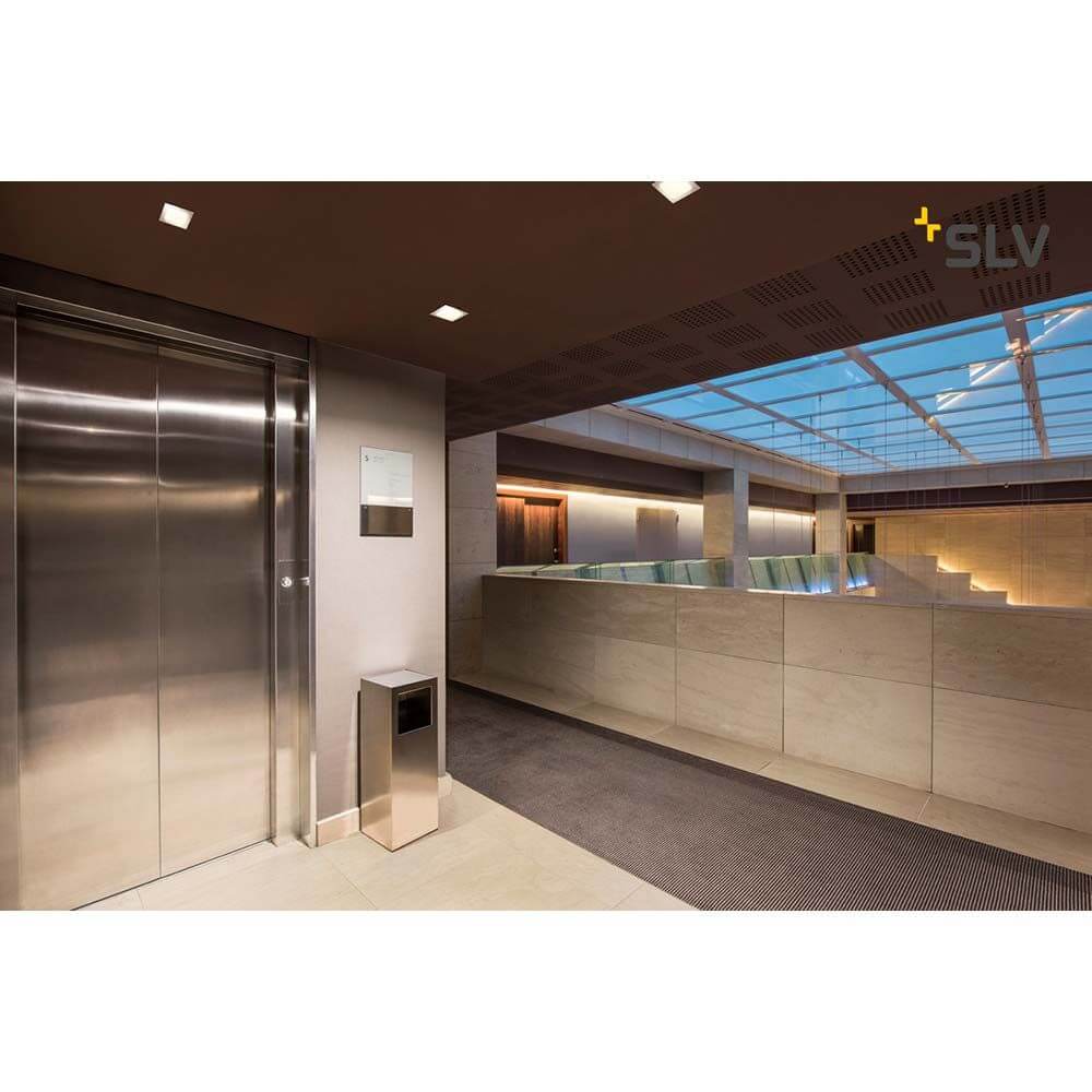 Moderne Empfangshalle mit SLV Einbauleuchten, Aufzug und elegantem Design.