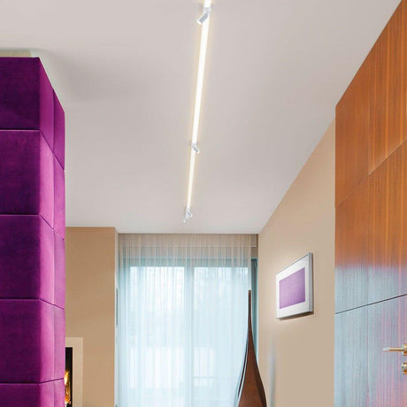 Module de spot simple et pièce terminale du système VIGO en alu mat dans un intérieur moderne avec un éclairage de plafond élégant.