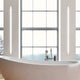 VIGO LED-Linienmodul 150cm in Alu-matt an Fenstern, modernes Badezimmer mit freistehender Badewanne.