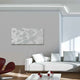 Modernes Wohnzimmer mit minimalistischer Wandgestaltung und eleganter, hellgrauer Wandkunst.