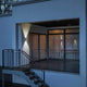 Vale LED Außen Wandleuchte Up & Downlight in moderner Architektur, strahlend bei Nacht.