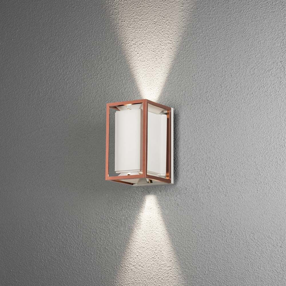Vale LED Außen Wandleuchte Up & Downlight an einer Wand, Licht strahlt oben und unten.