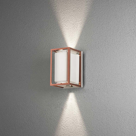 Vale LED Außen Wandleuchte Up & Downlight an einer Wand, Licht strahlt oben und unten.