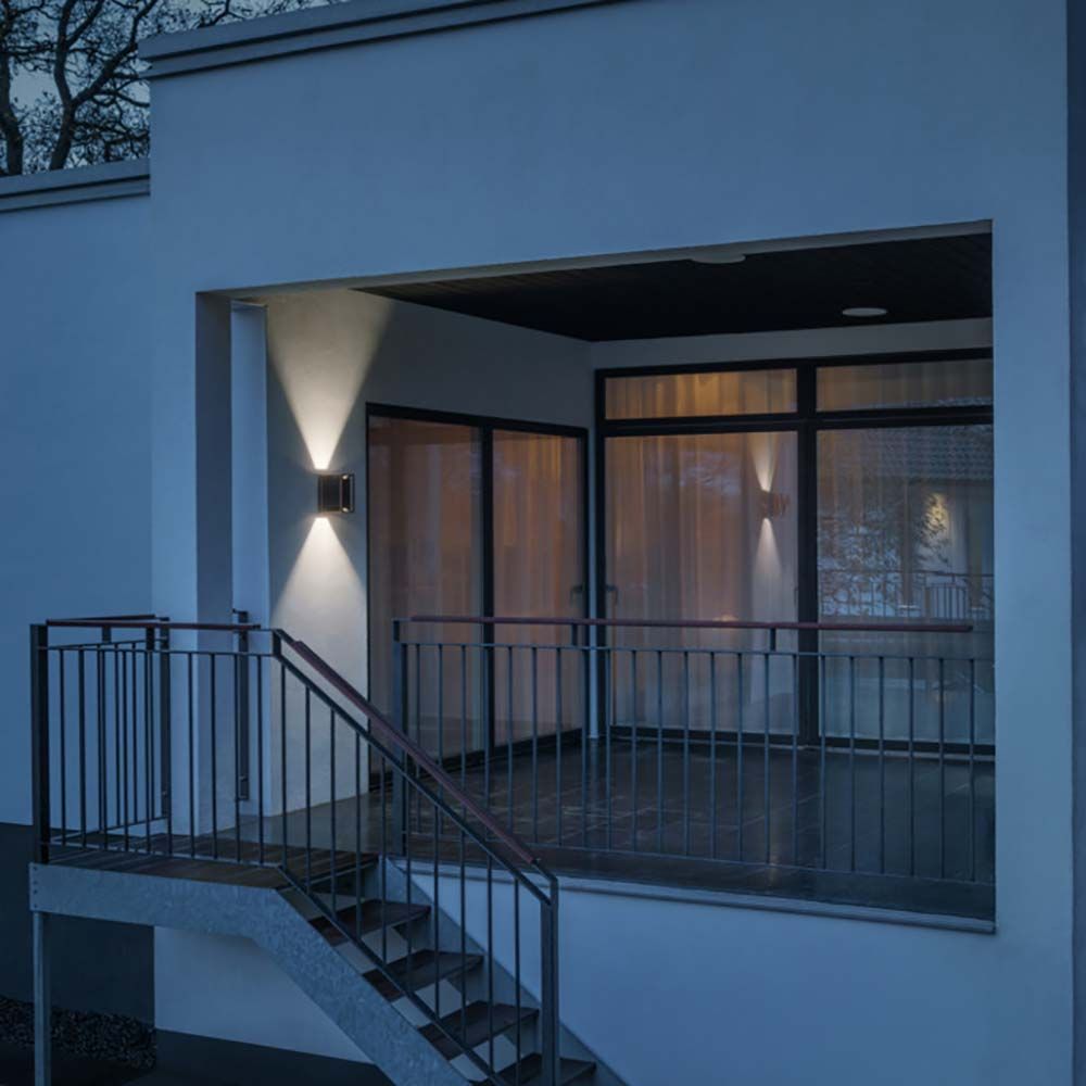 Vale Außenwandleuchte 2-flammig in Schwarz und Kupfer, individuell verstellbarer Lichtaustritt im Außenbereich.