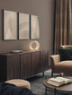 Valentin LED Tischleuchte Ø 28cm 3000K Gold auf einem stilvollen Sideboard in modernem Wohnraum.