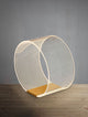 Valentin LED Tischleuchte Ø 28cm 3000K Gold in modernem Design auf einem Holztisch.