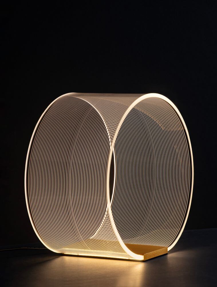 Valentin LED Tischleuchte Ø 28cm 3000K Gold auf einem dunklen Hintergrund in modernem Design.