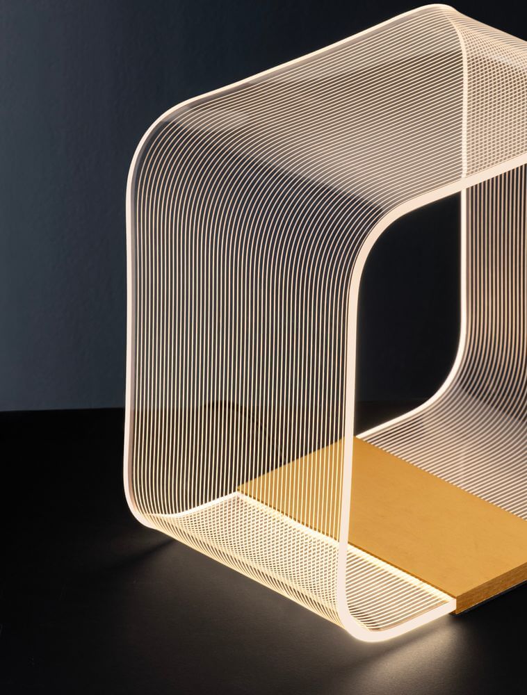 Alt Tag: Valentin LED Tischleuchte Quadratisch 3000K Gold, quadratische dimmbare LED-Tischlampe in Gold, modernes minimalistisches Design