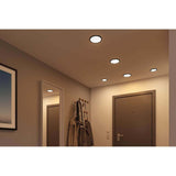 Moderne LED Einbaupanel Areo in einem Flur, warmweißes Licht sorgt für gleichmäßige Ausleuchtung.